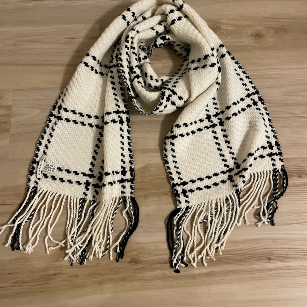 BANANA REPUBLIC LAMBSWOOL
CASHMERE BLEND SCARF BLACK
IVORY STRIPES 12X72”unisex